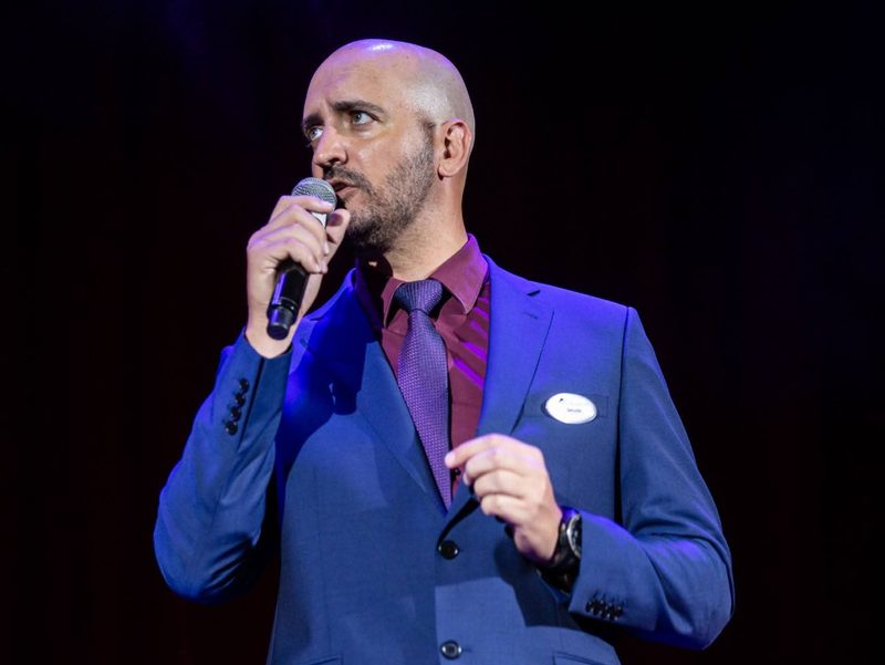 David García-Carazo presentando un espectáculo en el escenario, micrófono en mano