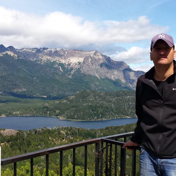 El lago Nahuel Huapi y los Andes desde Bariloche