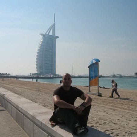 El hotel Burj Al Arab desde la playa de Dubái