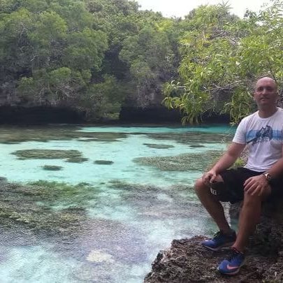 David García-Carazo junto al lago interior de Maré, en Nueva Caledonia