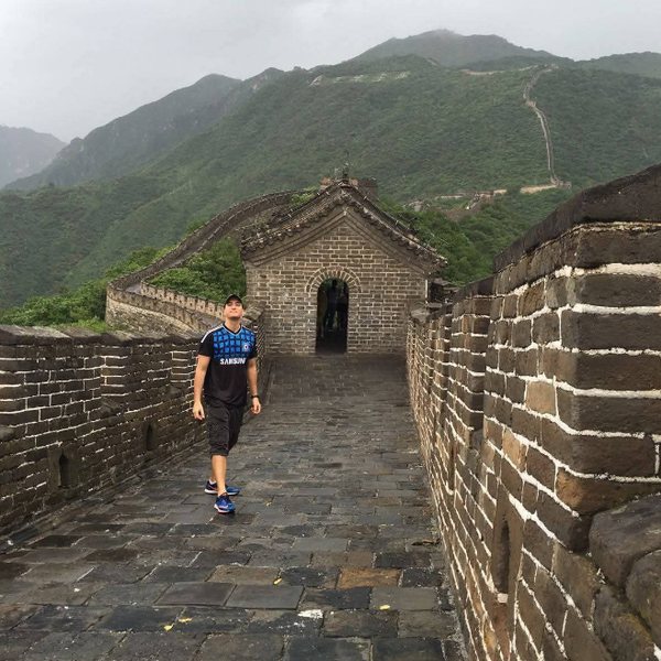 David García-Carazo caminando por la Muralla China, con una torre de vigilancia detrás