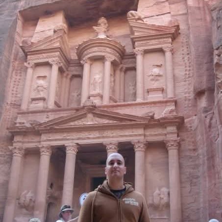 David García-Carazo ante la fachada del Tesoro de Petra, en Jordania