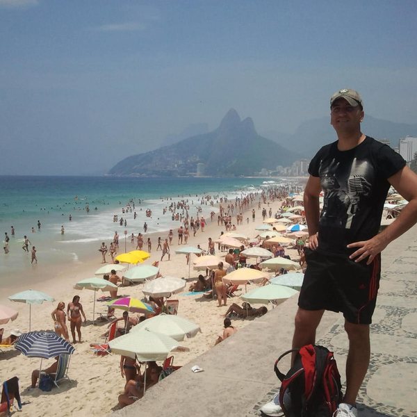 David García-Carazo en la playa de Ipanema, Río de Janeiro